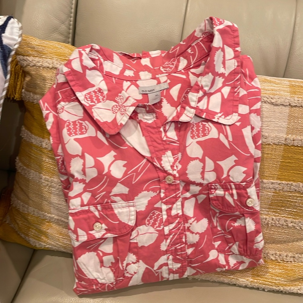 Womens blouse, 2 cute front pockets .